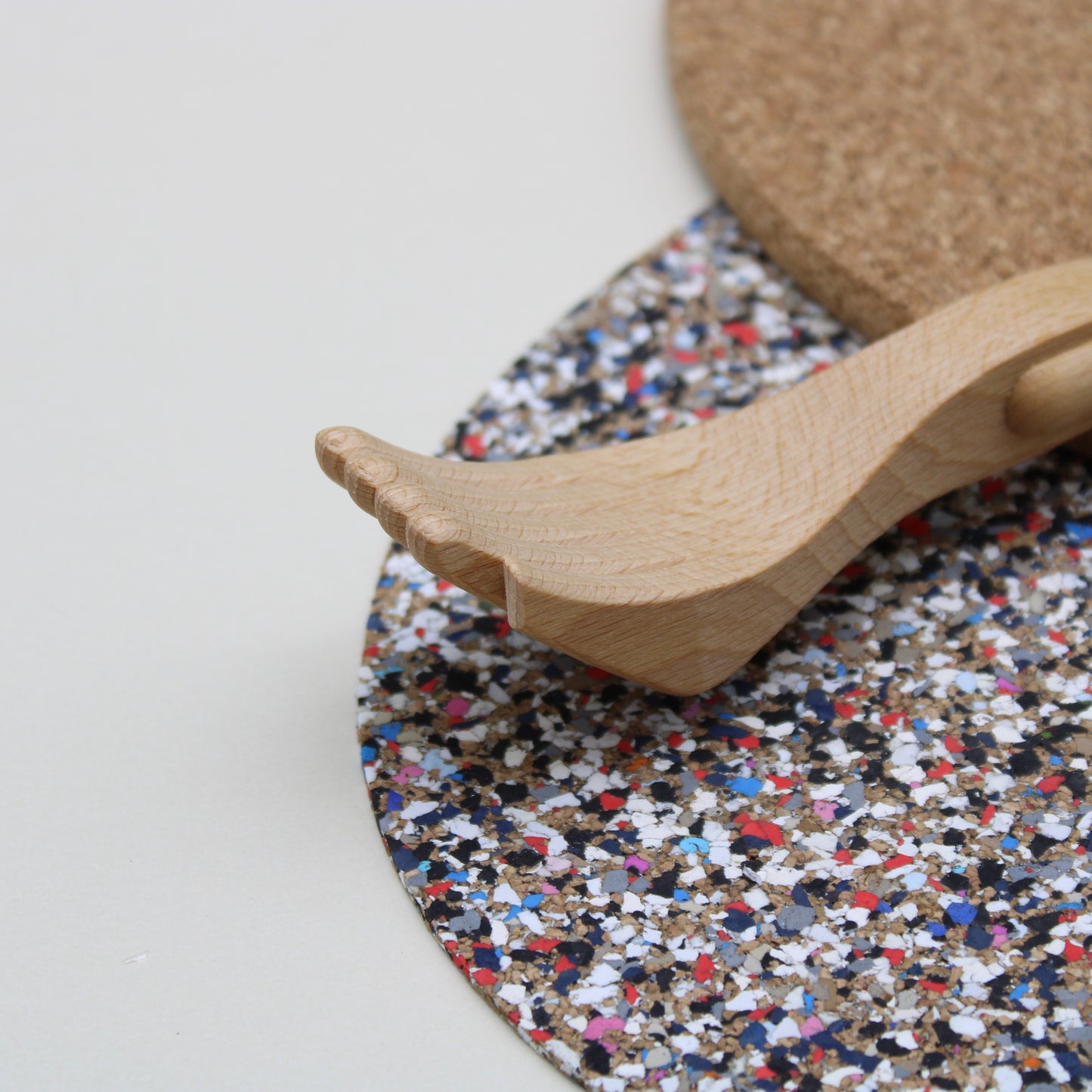 Shoehorn with a scratching hand