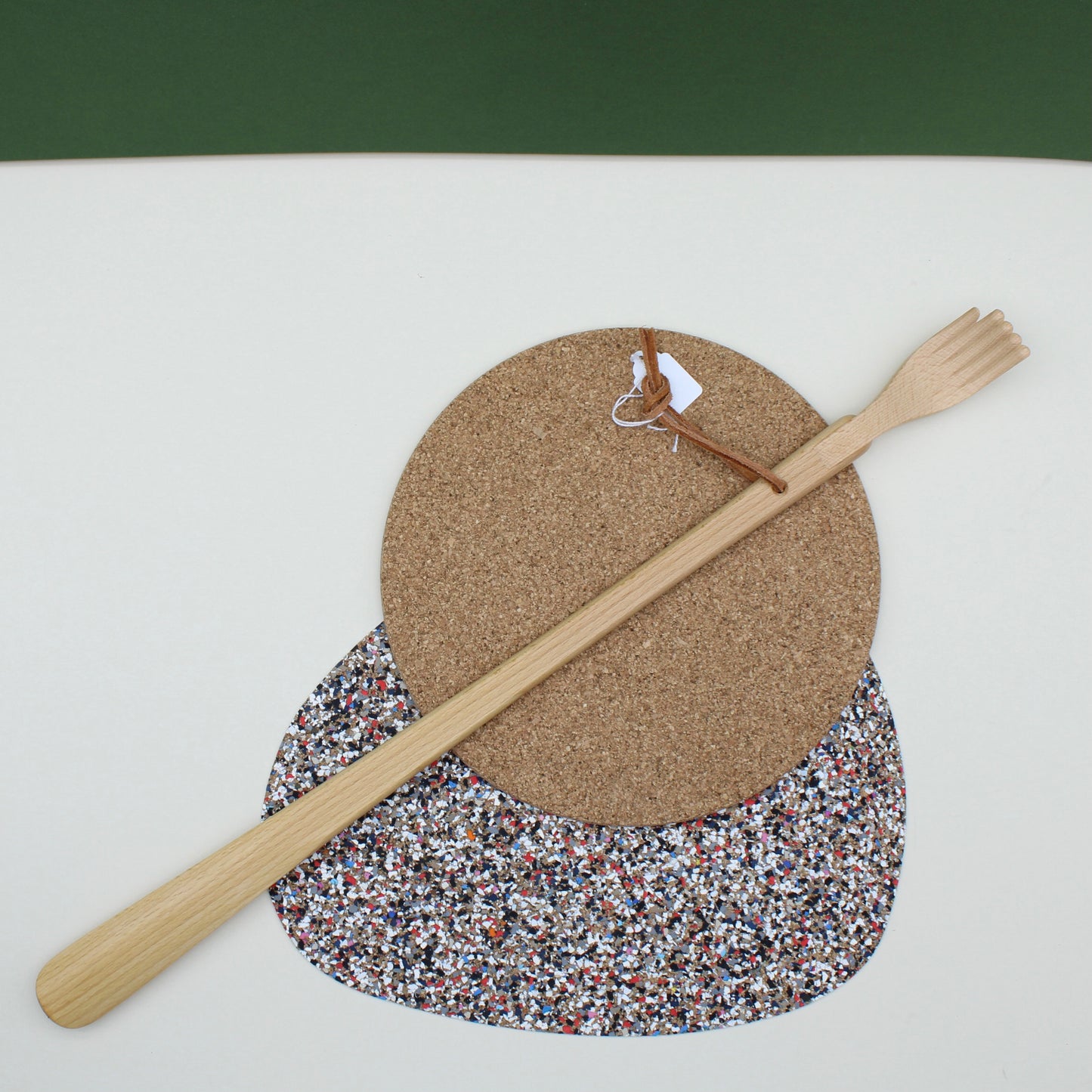 Shoehorn with a scratching hand